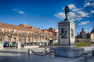 monumento a cervantes en la plaza del mismo nombre en Alcalá de Henares