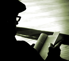 Hombre mayor leyendo un libro